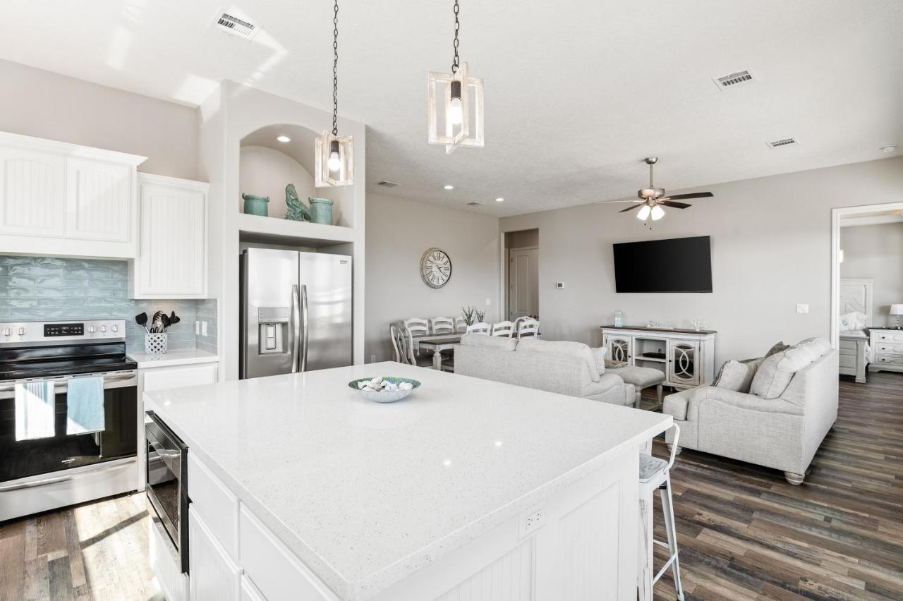 Stylish 4br Crystal Retreat Walk To Bolivar Peninsula