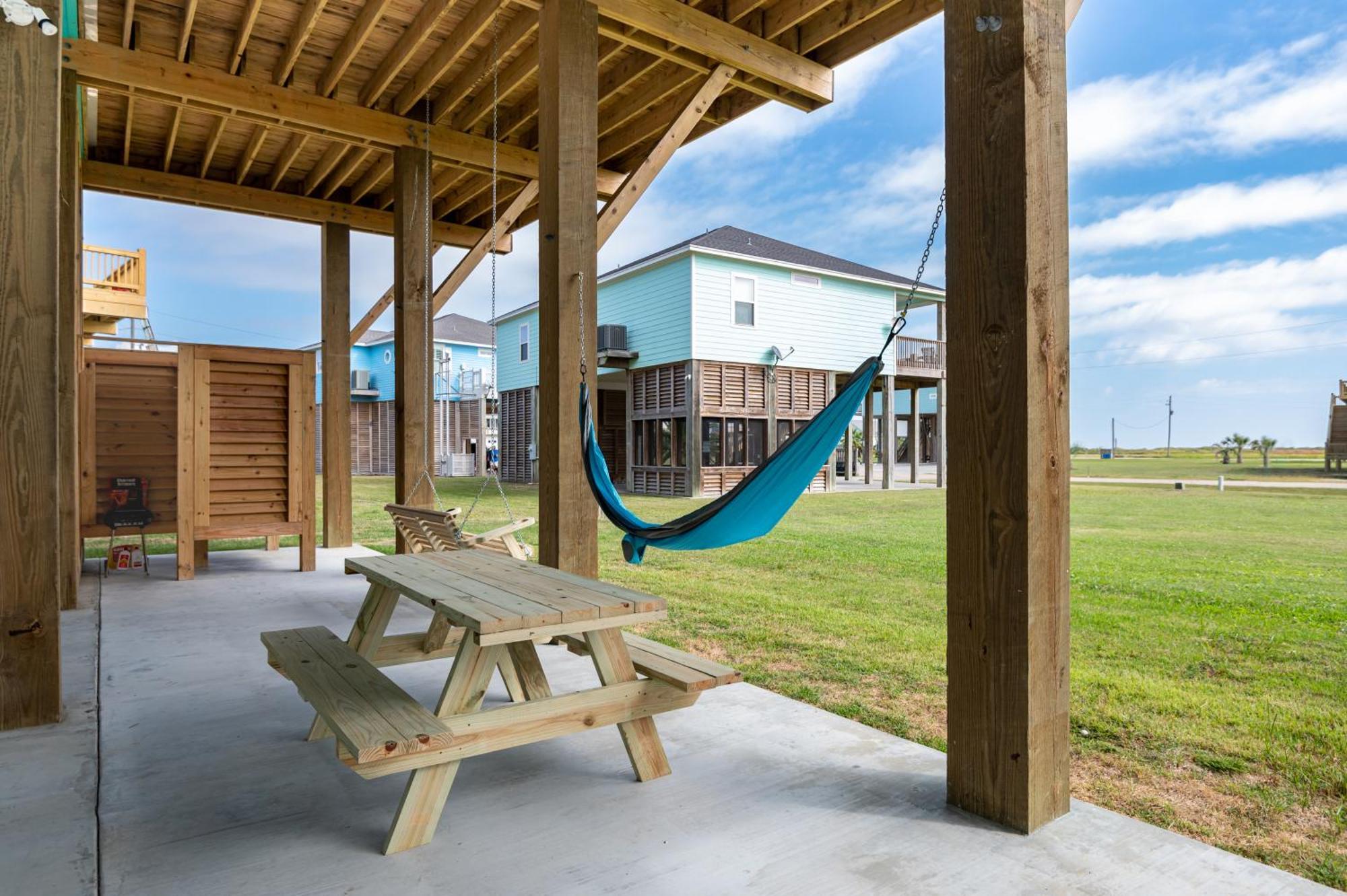 Stylish 4br Crystal Retreat Walk To Bolivar Peninsula